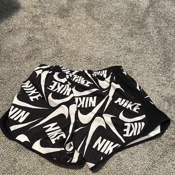 nike shorts xs. - Picture 2 of 2